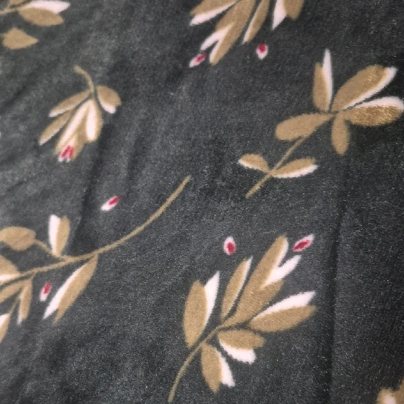 HD Designs Oversized Microplush Throw - Green and White 50" X 70" - Picture 3 of 4